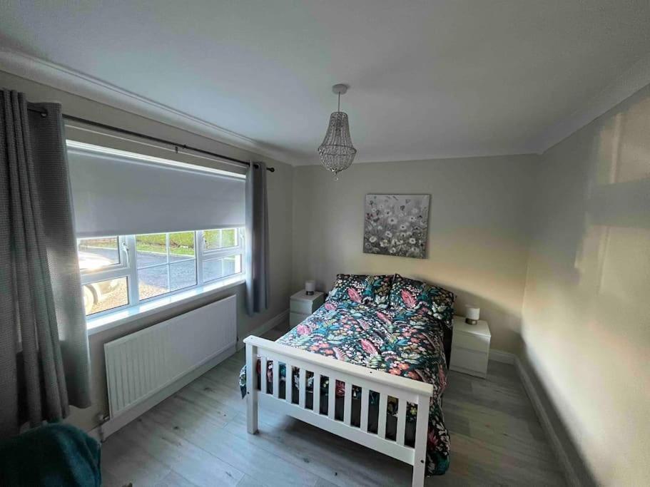 Cosy 4 Bed Bungalow In Quiet Residential Area! Strabane Buitenkant foto
